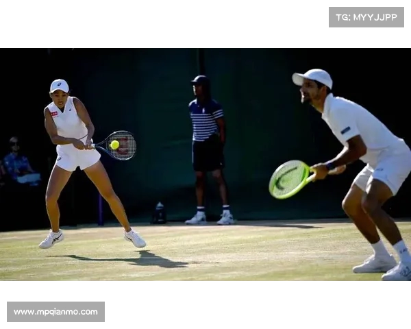 激情四溢的网球赛场:运动员挥拍拼搏与观众热烈呐喊交织的精彩瞬间 激情四溢的网球赛场:运动员挥拍拼搏与观众热烈呐喊交织的精彩瞬间